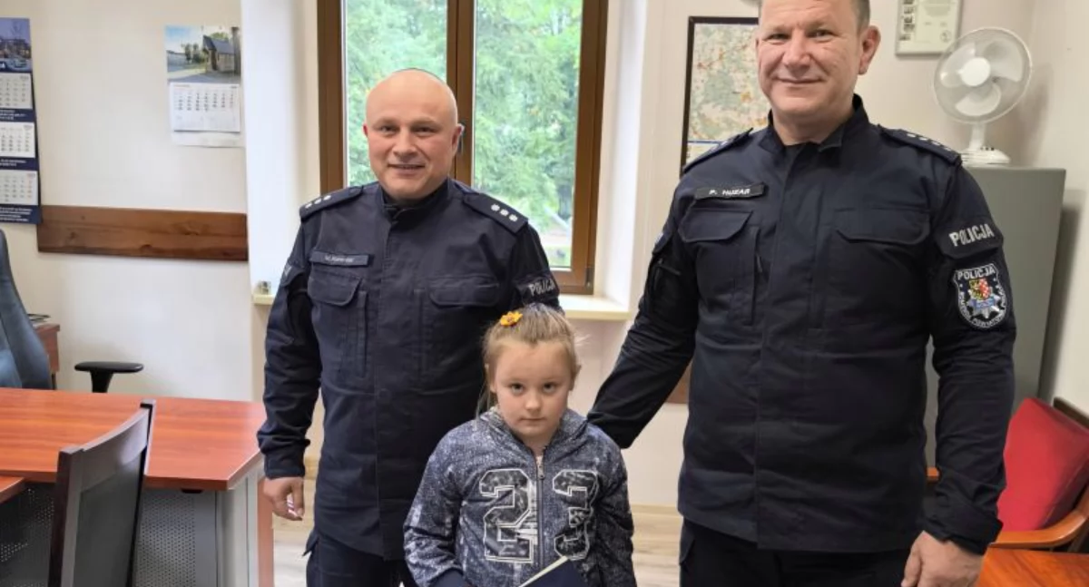 Mała bohaterka Weronika odebrała gratulacje od komendanta policji