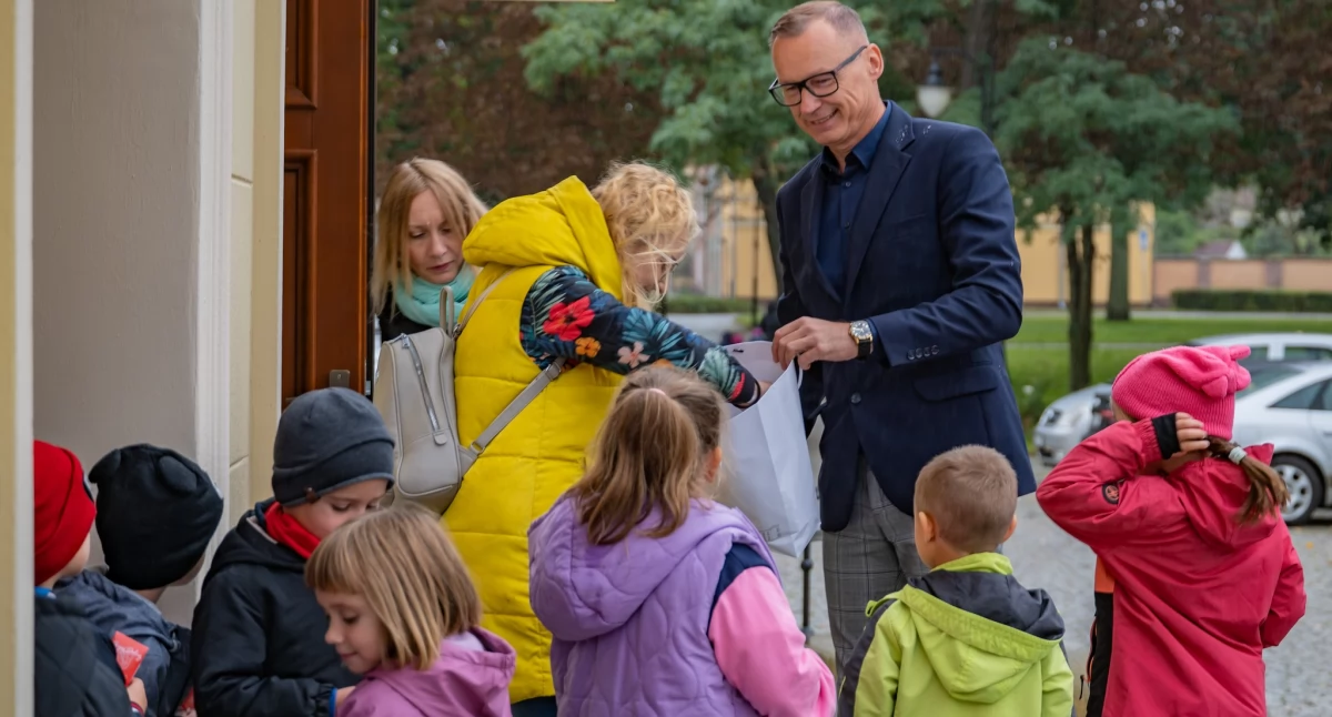 Dzieci zachwycone spektaklem, a na koniec… cukierki od burmistrza