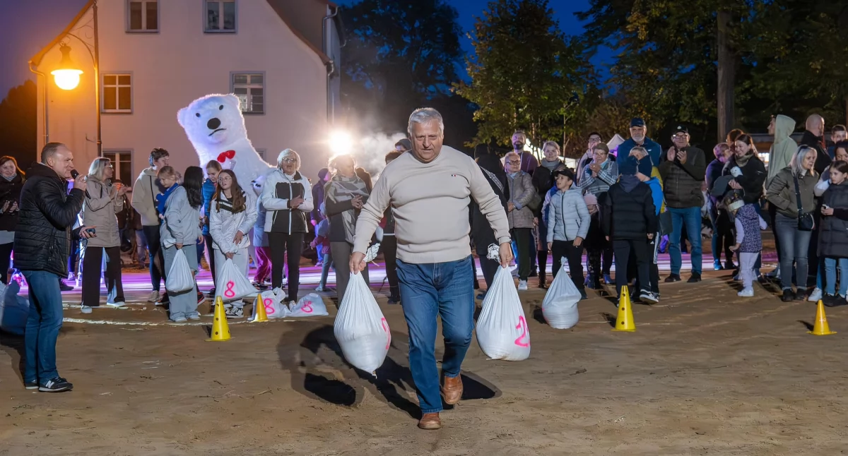 Sportowy wymiar sobotniego pikniku nad Odrą. Mieszkańcy sprawdzili się w przeciwpowodziowych konkurencjach