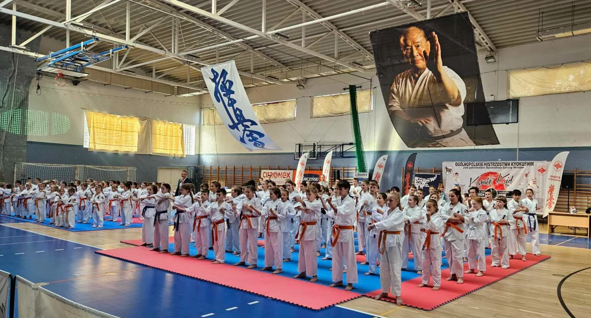 [FOTO] Zawodnicy już na matach! Ogólnopolskie Mistrzostwa Kyokushin w Wołowie rozpoczęte – zobacz zdjęcia!