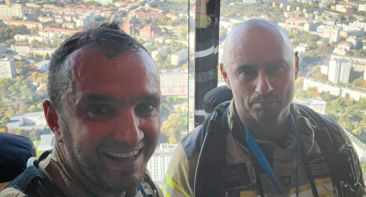 Druhowie z OSP Brzeg Dolny pokonali 49 pięter w biegu Sky Tower Run!