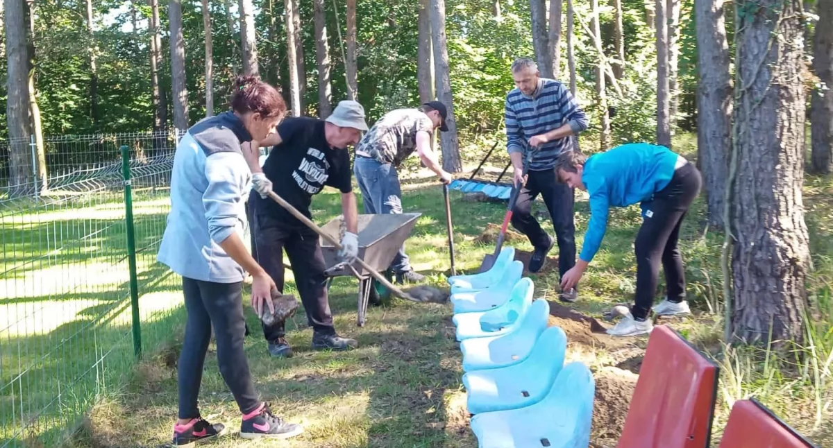 Nowe ławki z zadaszeniem na boisku