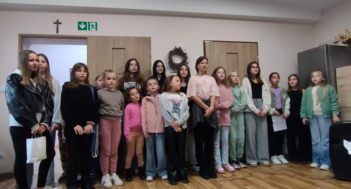 Dzieci ze śpiewającą wizytą u seniorów