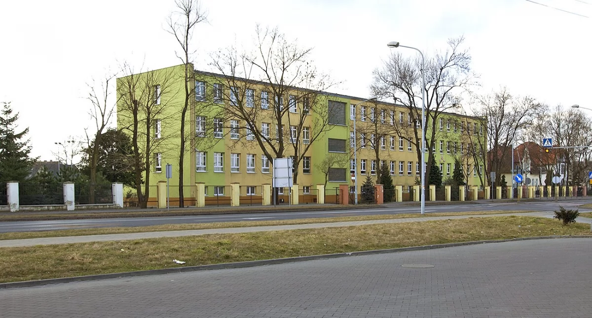 Nieznajomy mężczyzna zaczepiał uczniów wołowskiej podstawówki. Podjęto decyzję o zamknięciu budynku