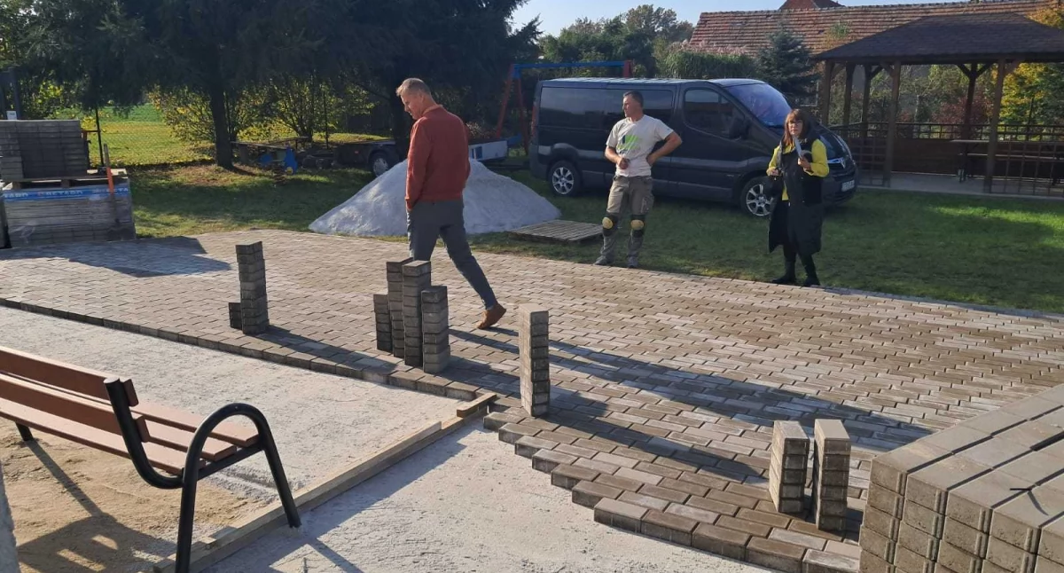 Nowa kostka brukowa przy świetlicy wiejskiej w Bożeniu