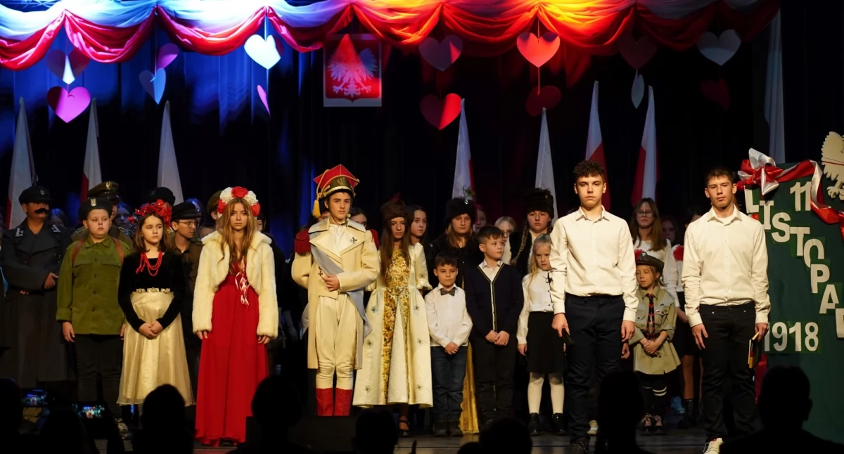 Patriotyczny spektakl w wykonaniu uczniów Zespołu Szkół Publicznych z Lubiąża