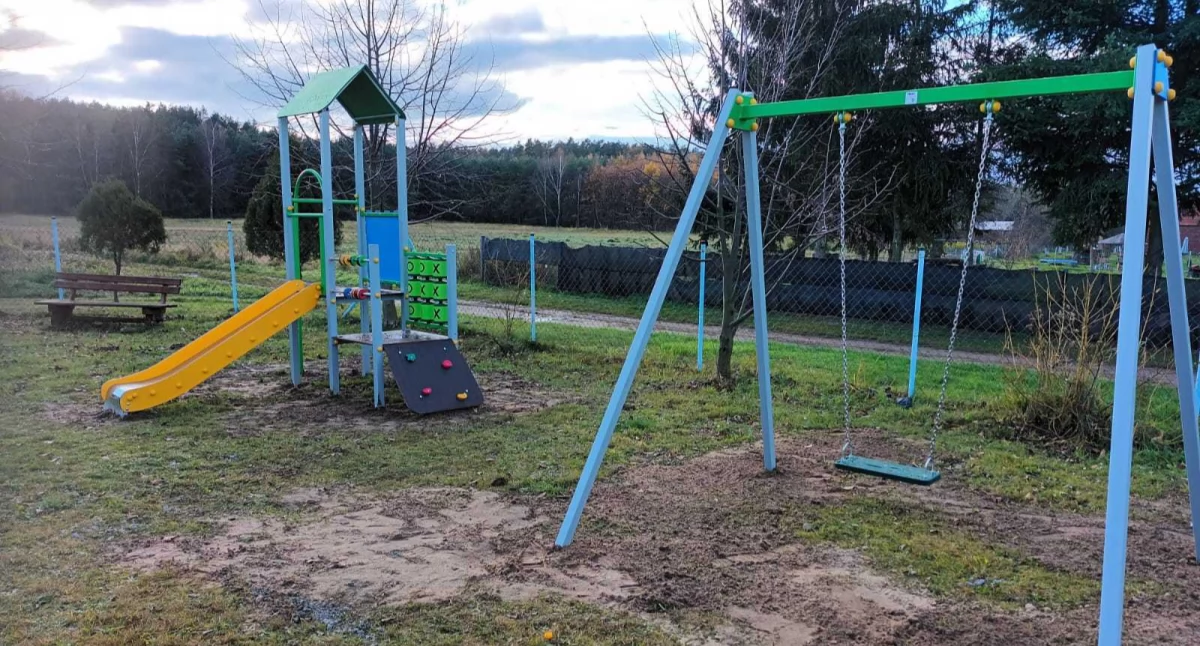 Nowe urządzenia na placach zabaw w gminie Wołów