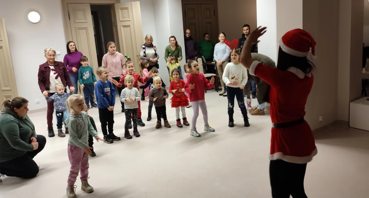 Święty Mikołaj i Pani Mikołajowa z wizytą u dzieci