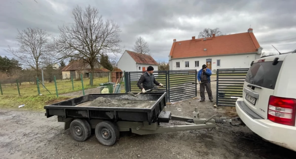 Nowe ogrodzenie i brama wjazdowa przy świetlicy w Ratajach