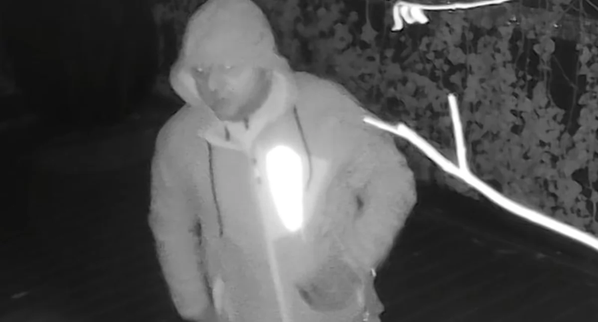 Policja publikuje wizerunek osób podejrzanych o włamanie i prosi o pomoc