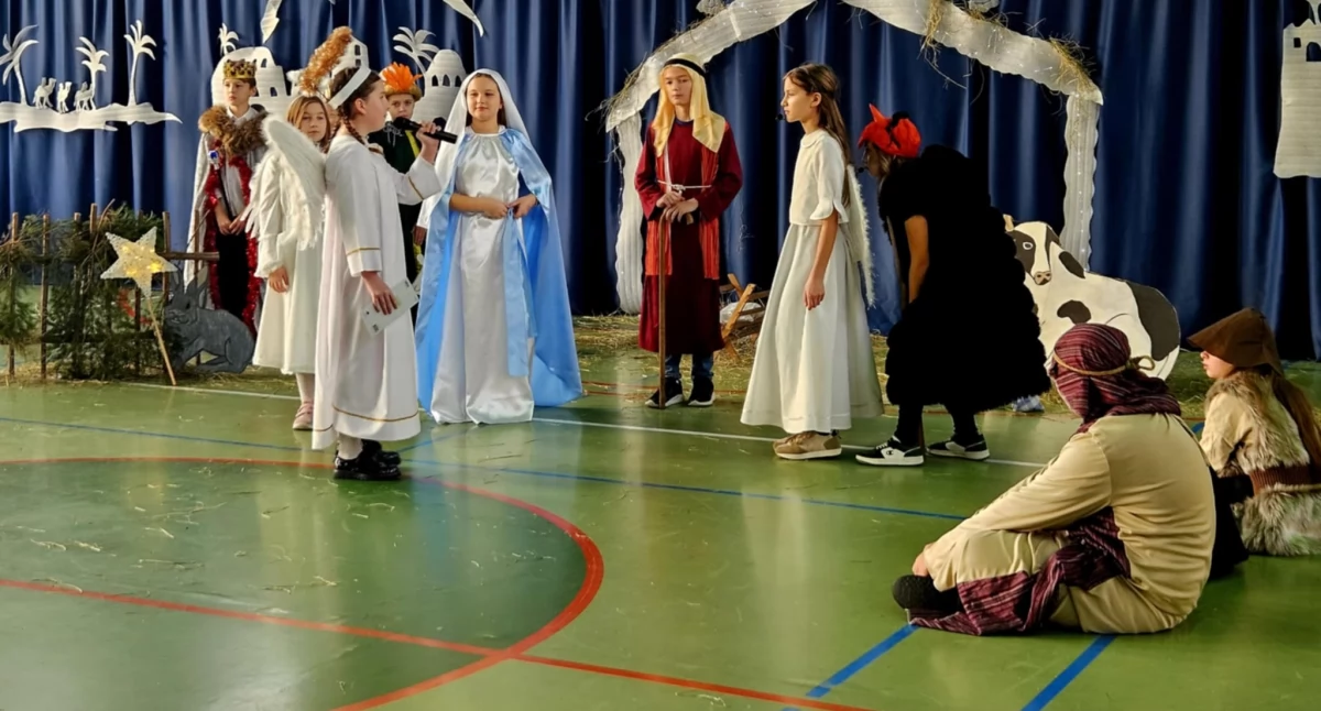 Uczniowie z Warzęgowa przygotowali jasełka [ZDJĘCIA]