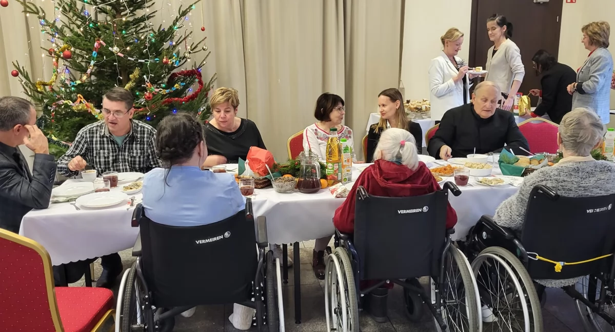 Świąteczne kolędowanie w DPS w Mojęcicach [ZDJĘCIA]