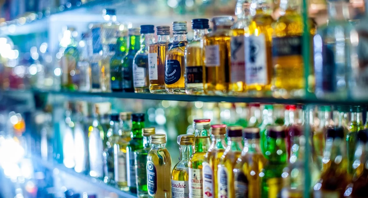 Czy sprzedaż wódki w małych butelkach powinna zostać zakazana? Zbadano opinie Polaków na temat mocnego alkoholu w butelkach o małej pojemności