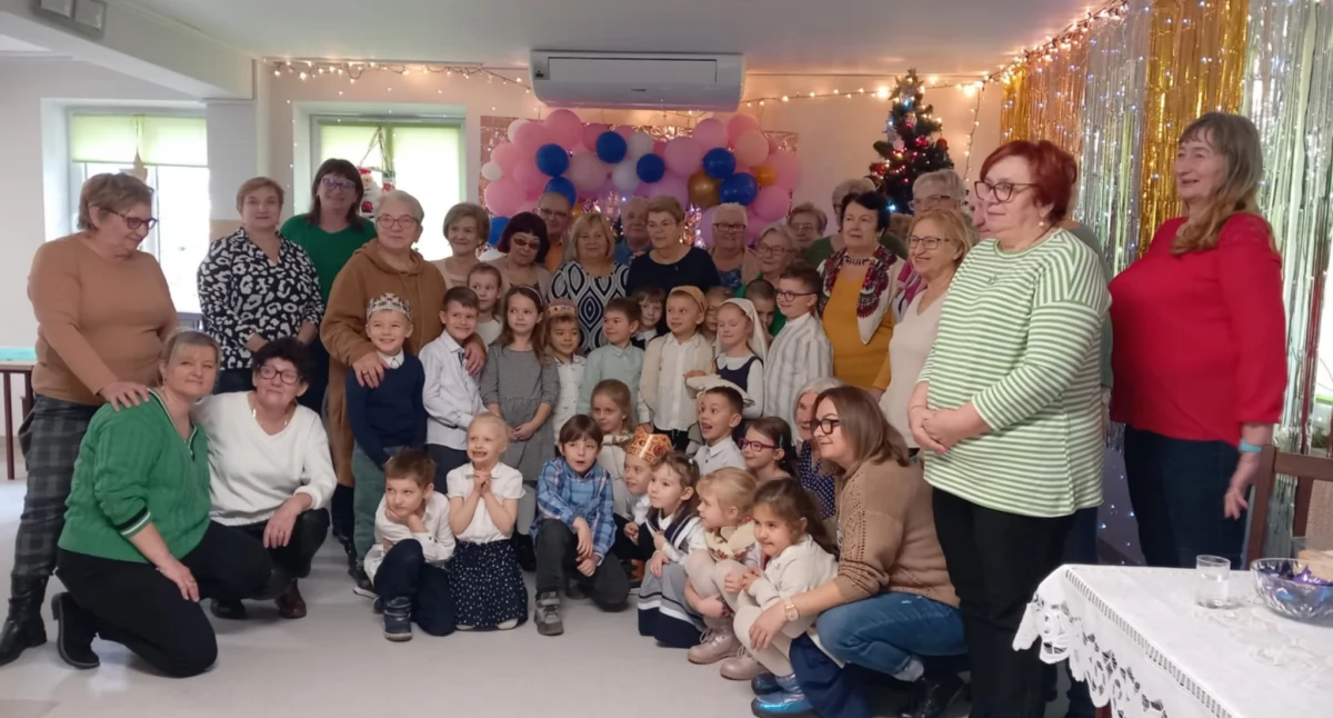 Spotkanie pokoleń w Brzegu Dolnym. Przedszkolaki oczarowały seniorów jasełkami