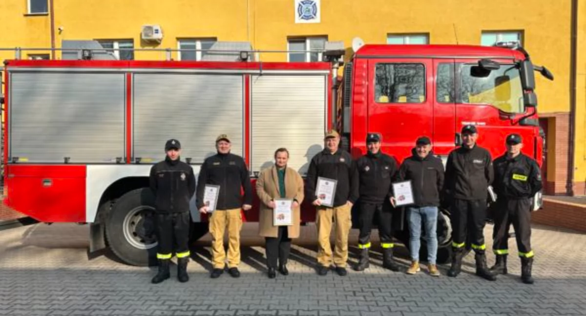 Strażacy z OSP Krzelów odejchali nowym wozem z Wołowa