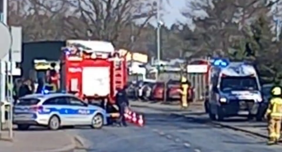 Wypadek w Brzegu Dolnym – jedno auto dachowało