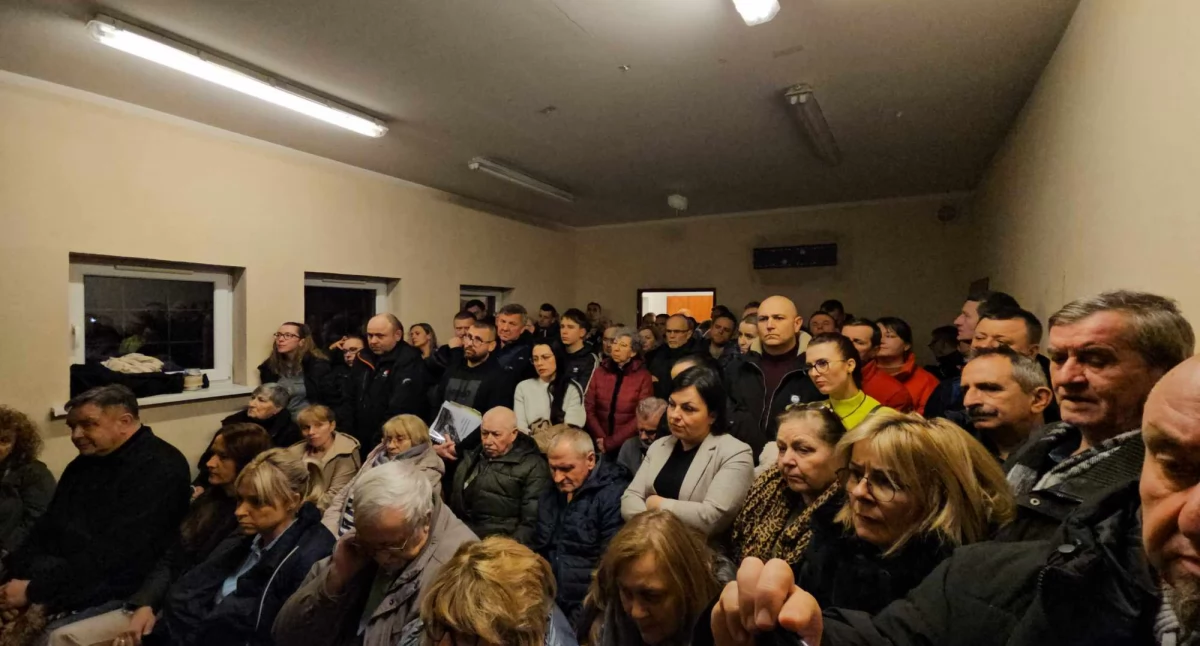 [AKTUALIZACJA NA BIEŻĄCO] Trwa spotkanie mieszkańców z władzami gminy w sprawie fabryki utylizacji baterii