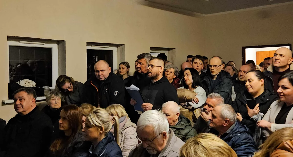 [RELACJA WIDEO] Gorąca debata w Bukowicach – mieszkańcy przeciwni budowie fabryki utylizacji baterii