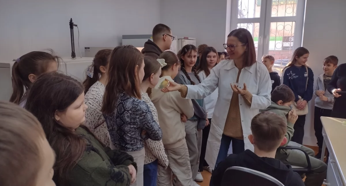 Mikrobiologia w praktyce – uczniowie SP nr 2 w Wołowie w Laboratorium PSSE