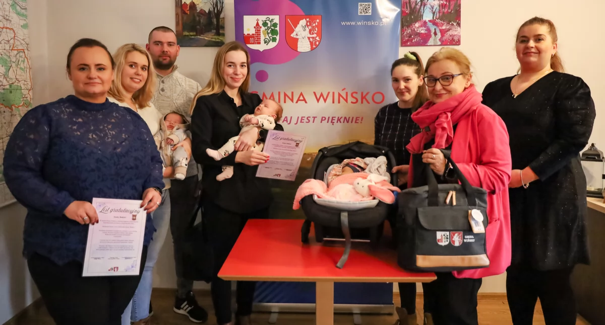 Pierwsi mali mieszkańcy Gminy Wińsko otrzymali pakiety powitalne