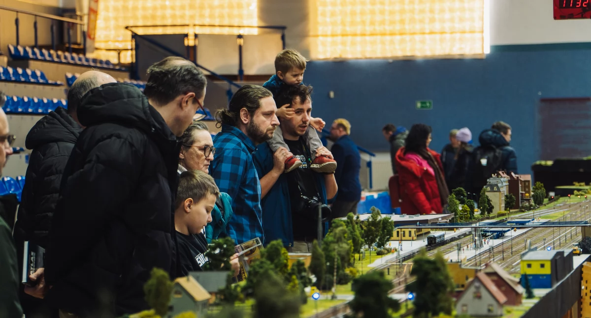 Kolej na emocje! Miniaturowe pociągi pędzą przez Wołów – niezwykła makieta kolejowa ożyła