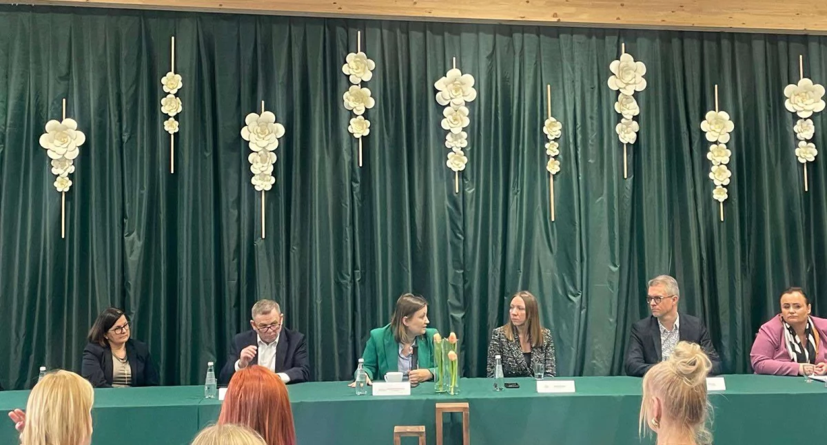 Rozmowy o edukacji w Lubiążu i Wołowie z udziałem wiceministry edukacji i posłanki 