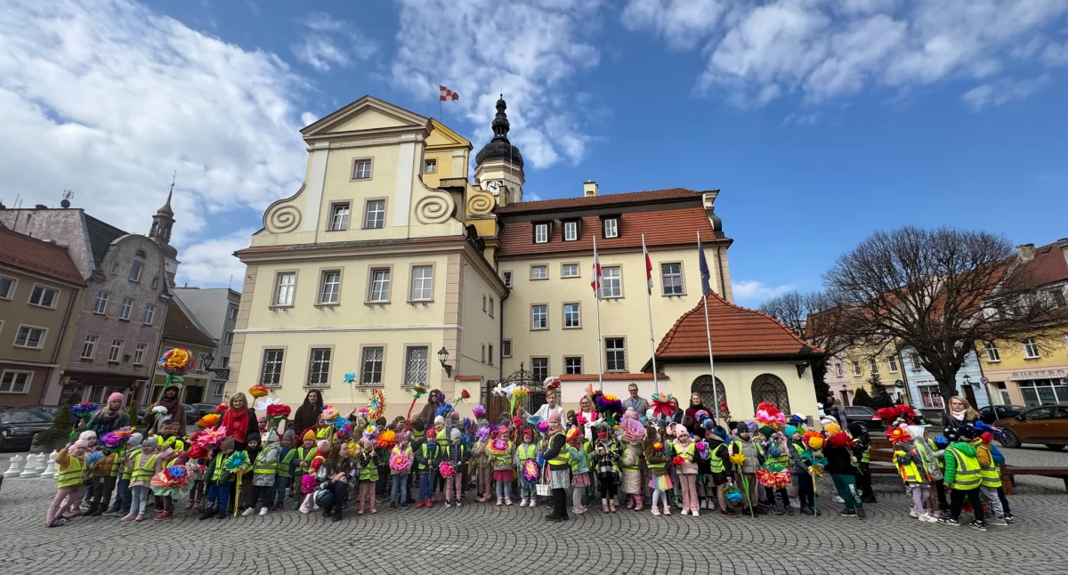 [FOTO] Pierwszy Dzień Wiosny pełen radości na wołowskim rynku