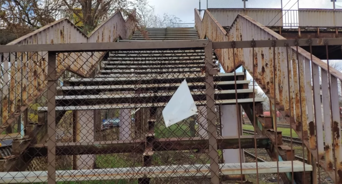 Burmistrz informuje: jest odpowiedź nadzoru w sprawie kładki nad torami! Ale co się zmieni dla mieszkańców? 
