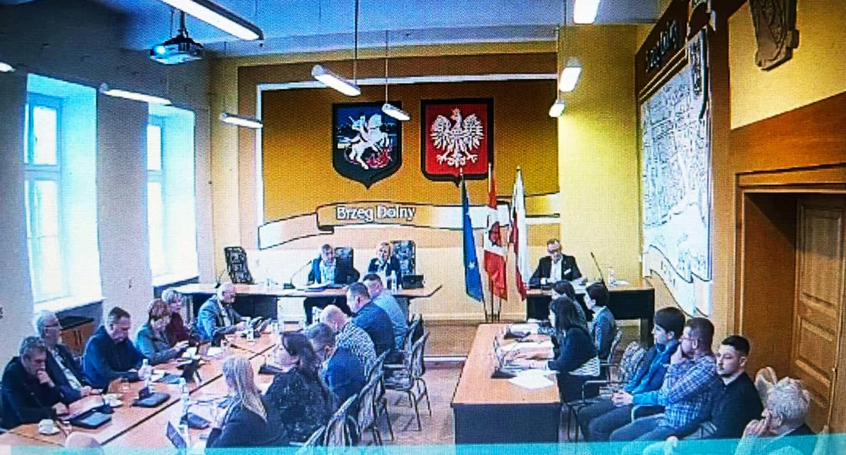 Burzliwa sesja Rady Miejskiej – skarbnik gminy pozostaje na stanowisku