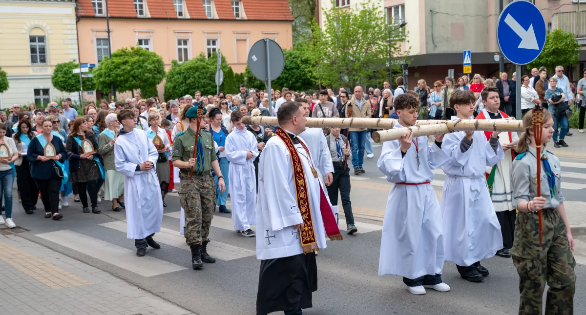 Wielki Piątek w sercu Wołowa. Droga Krzyżowa zgromadziła tłumnie mieszkańców na ulicach miasta