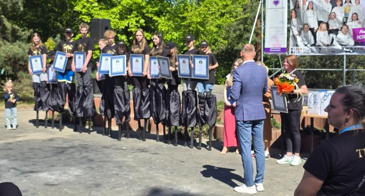 Rekord Polski w chodzie na szczudłach pobity! Grupa Cyrkowa ARENA przeszła 141 km i 250 m w 24 godziny!