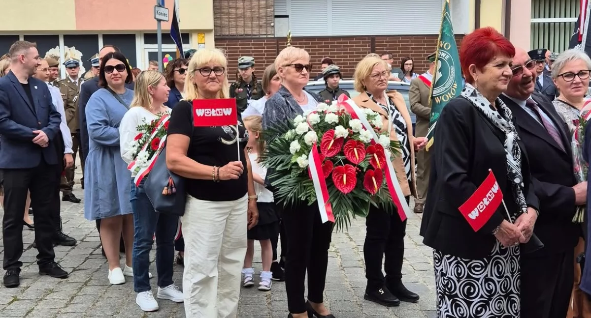 Powiat Wołowski uczcił 234. rocznicę Konstytucji 3 Maja. Kwiaty złożone pod pomnikiem Bohaterów Wojska Polskiego w Wołowie