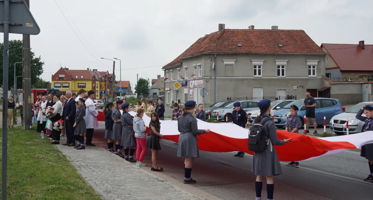 Tradycyjnie biało-czerwona flaga na ulicach Wińska – uroczyste obchody 3 Maja