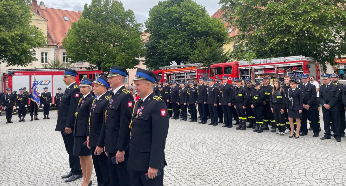 Strażackie święto w Brzegu Dolnym. Powiatowe obchody i nadanie sztandaru PSP Wołów