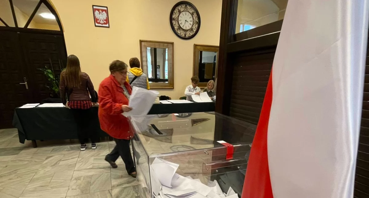 Cisza, urny, protokoły – jak naprawdę wygląda praca w komisji wyborczej i kto w nich pracuje?