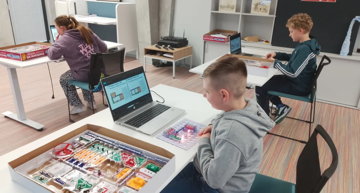 Mali inżynierowie w bibliotece TAMA – warsztaty z elektroniką