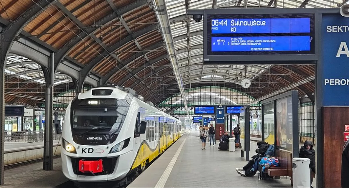 Wakacyjny hit Kolei Dolnośląskich wraca na tory! Z Dolnego Śląska prosto nad Bałtyk