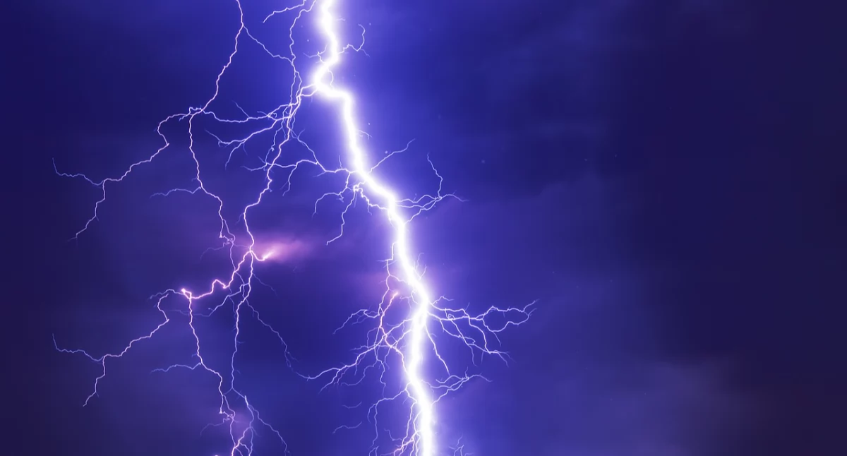 Burze z silnym deszczem i wiatrem – alert meteorologiczny do północy