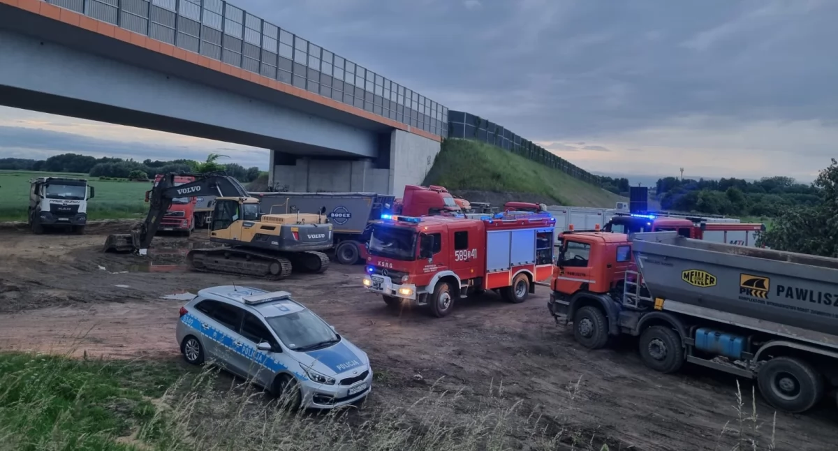 Zatonęła barka transportująca koparki. Interwencja służb w Brzegu Dolnym