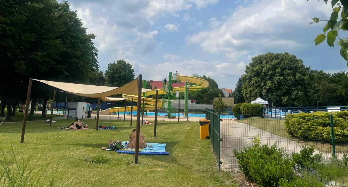 Słoneczny czwartek w powiecie wołowskim – idealny dzień na nowo otwartym basenie w Wołowie!