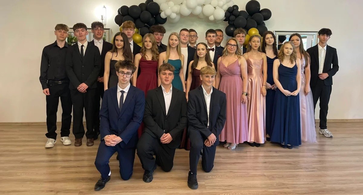Bal ósmoklasisty – piękne zakończenie wyjątkowego roku [ZDJĘCIA]