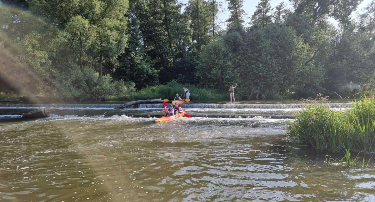 Gdzie na wodę blisko Wołowa? Sprawdź Przystań Złotniki. Kajaki, pontony i… kiełbaska z ogniska!