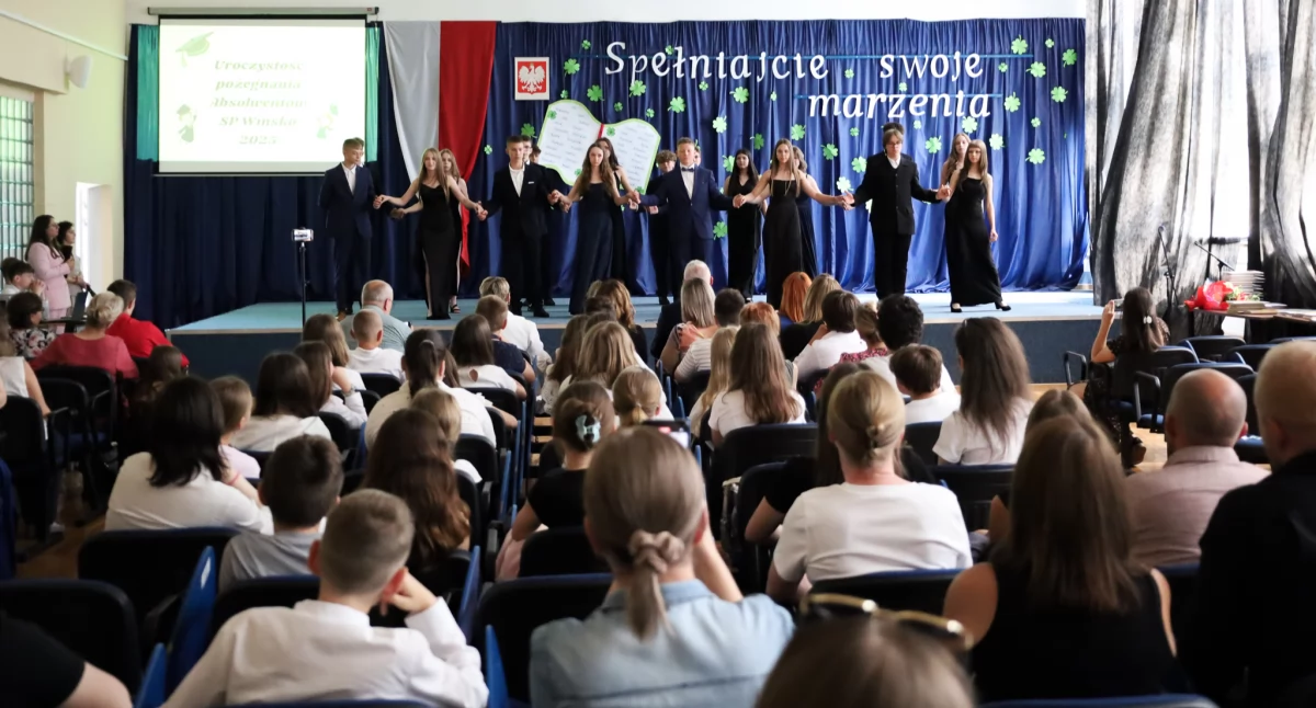 Zakończenie roku szkolnego klas ósmych w Wińsku – wzruszające pożegnanie i piękny polonez