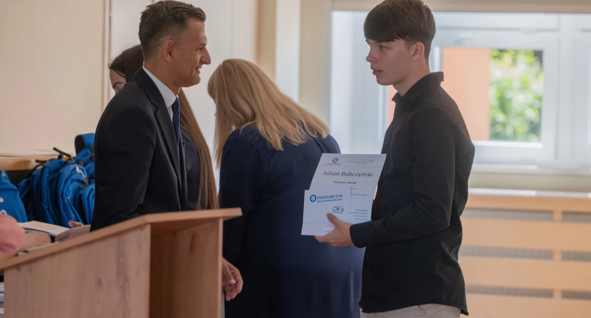 Zakończenie roku szkolnego w Brzegu Dolnym – wzruszenia, gratulacje i pożegnania