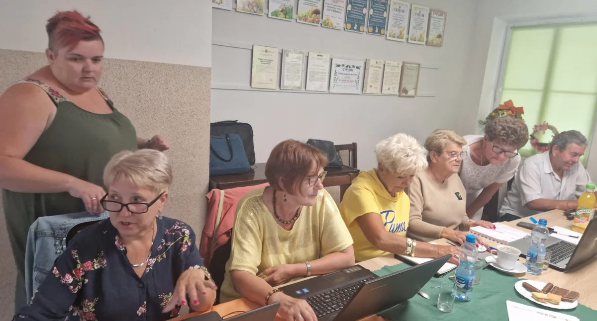 Seniorzy z Brzegu Dolnego uczą się sztucznej inteligencji – warsztaty z przyszłością