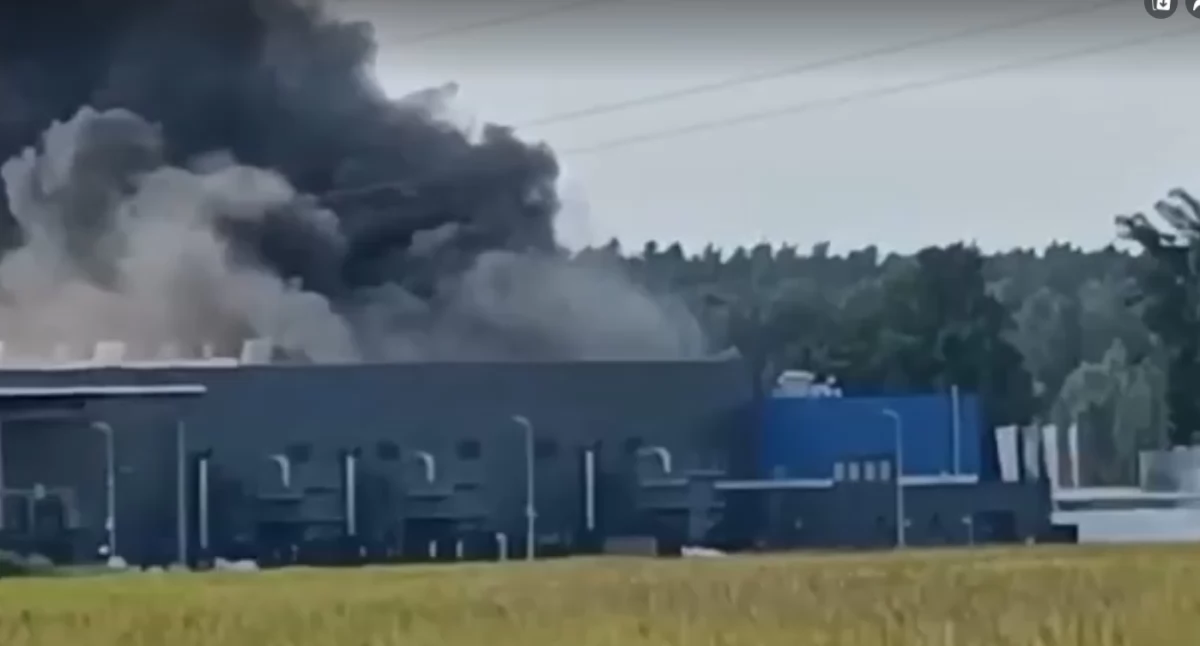 Pożar w fabryce w Bukowicach. Na miejsce pilnie wezwano służby! 