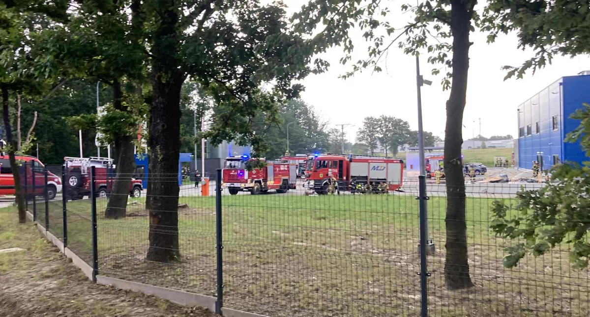 Trwa dogaszanie pożaru w fabryce utylizacji baterii w Bukowicach