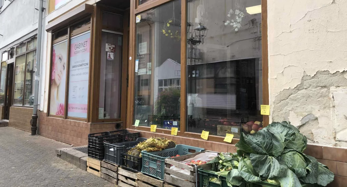 Świeże warzywa i owoce na straganach – poczuj smak lata lokalnie