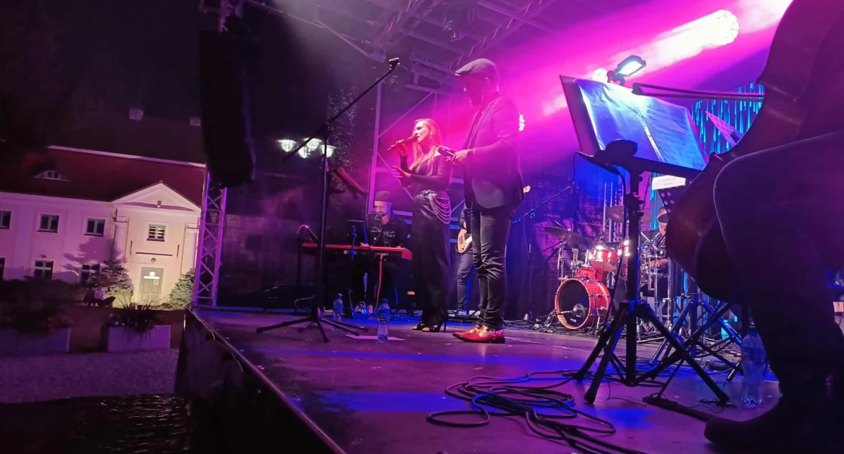 Rockowe klasyki w symfonicznym wydaniu porwały Brzeg Dolny! Niezapomniany koncert pod gołym niebem 