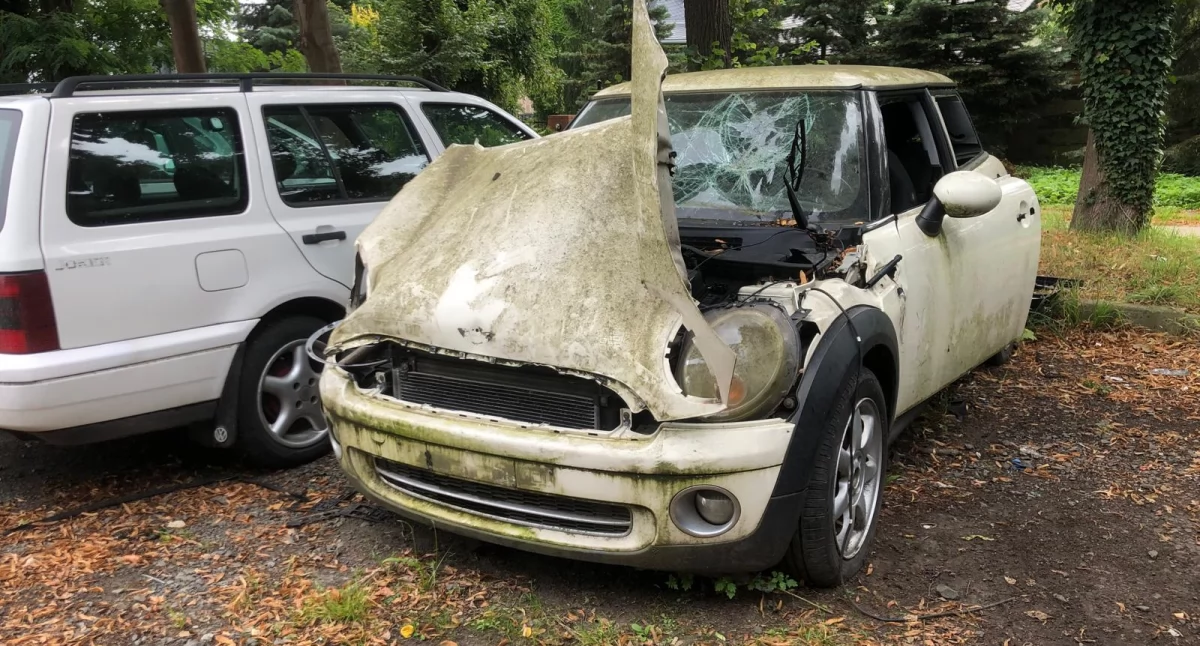 Tajemnicze auto na parkingu w Brzegu Dolnym. Skąd się wzięło?